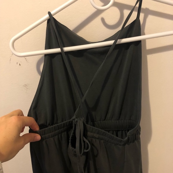 American eagle dark grey jumper. Ties @ back w/elastic waist adjustable straps - Picture 6 of 9